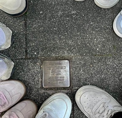 9b besucht Stolpersteine